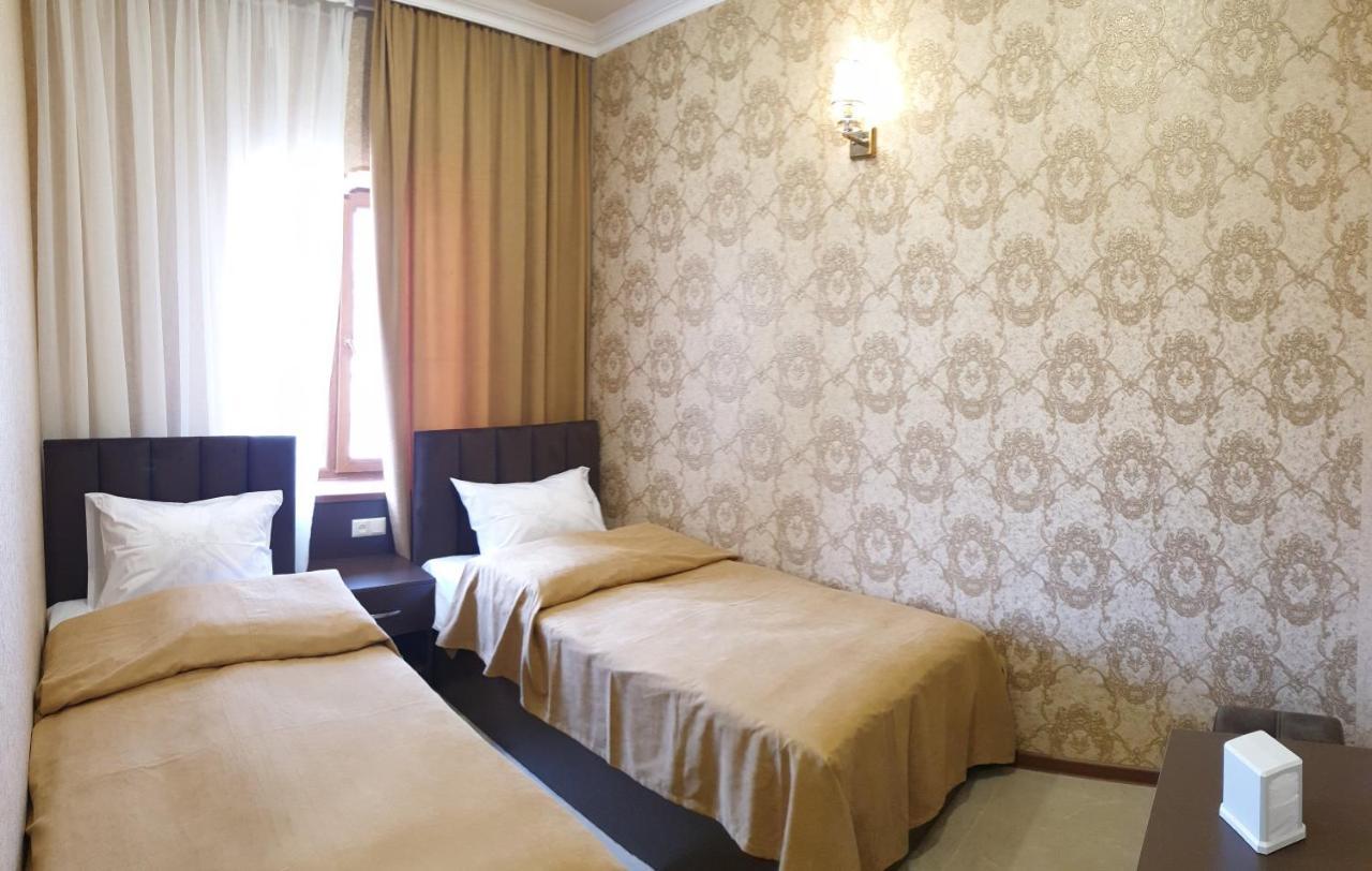 Khrchit Hotel Martuni Bagian luar foto