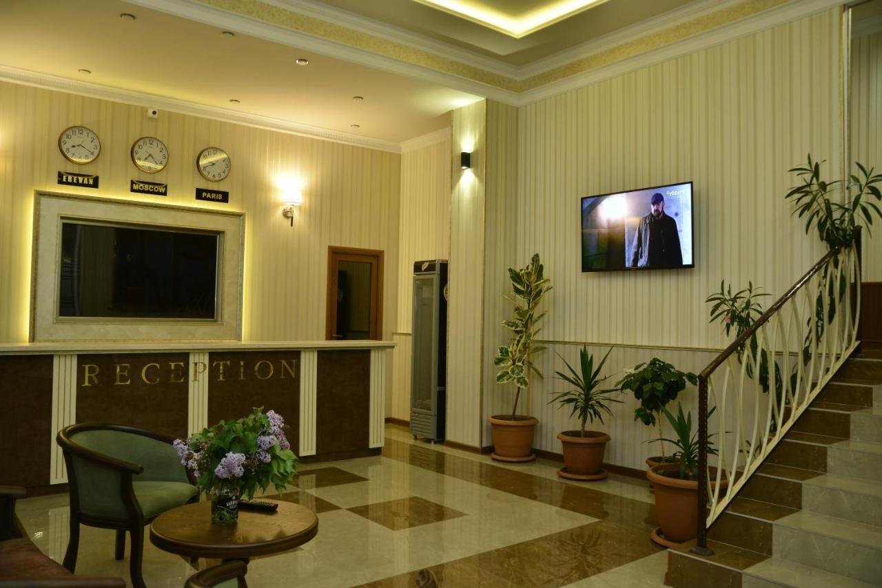 Khrchit Hotel Martuni Bagian luar foto