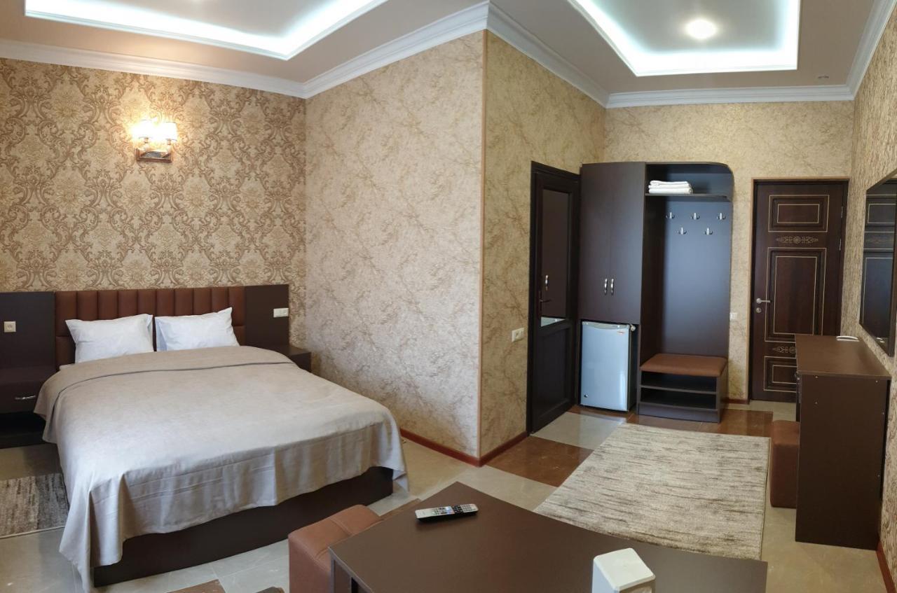 Khrchit Hotel Martuni Bagian luar foto