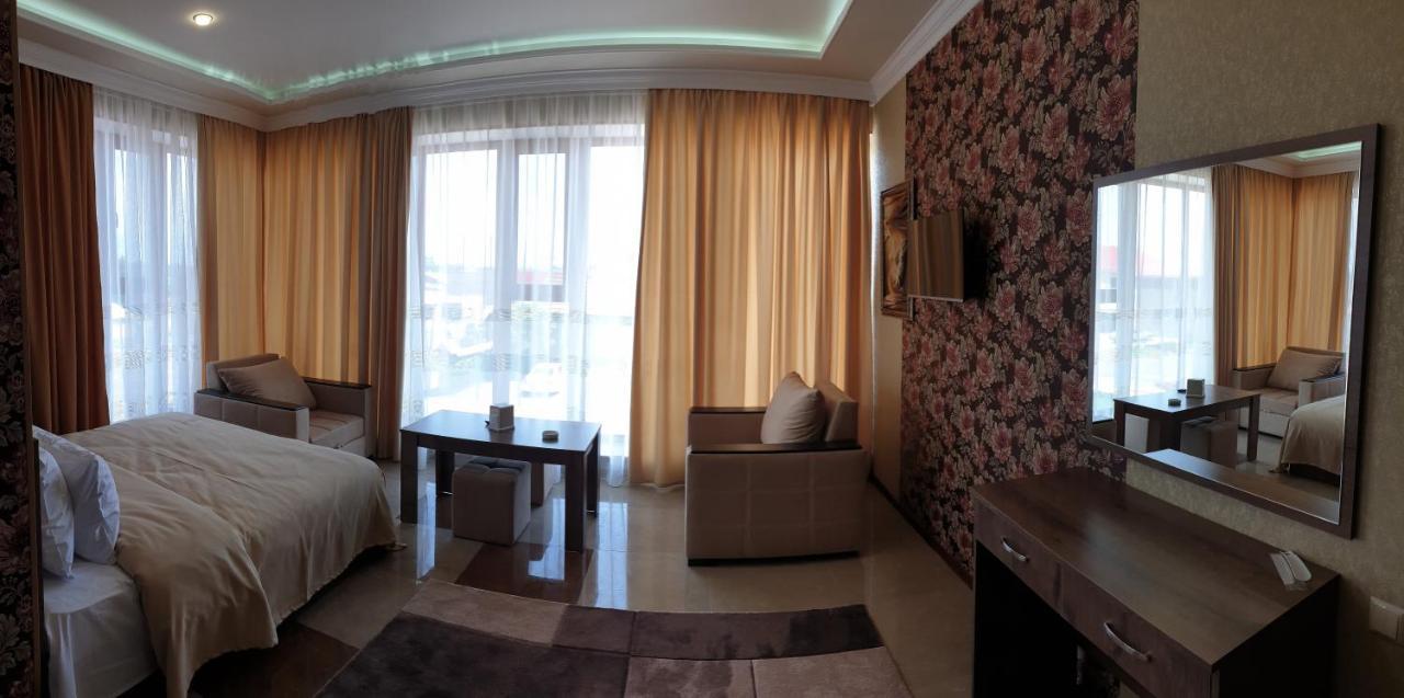 Khrchit Hotel Martuni Bagian luar foto